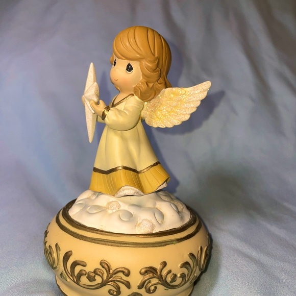 Precious Moments music box plays “Joy to the World” 2010 Collectible - Picture 1 of 5
